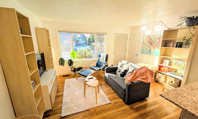 Corvallis Haus | Bright 2BR, Cal King Bed, 15 Min walk to OSU