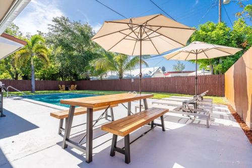 West Hollywood Haus | Bright 3 bedrooms Home Private Pool, 18 minutes to the Ocean