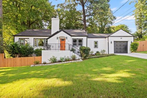 Church Street Haus | Bright 3BR Upstairs Unit - Summerhill