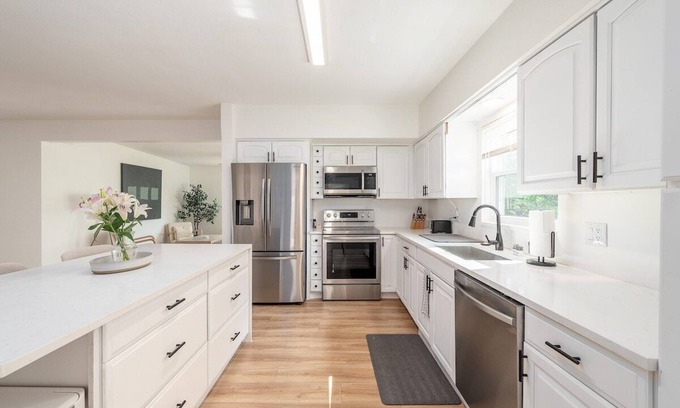 Edgewood Haus | Bright 4/2 Home near Downtown