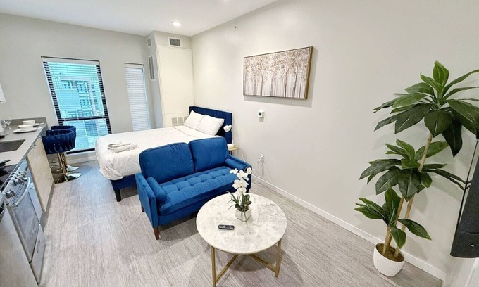 Downtown Des Moines Wohnung | Bright and Modern Oasis – Your Home Away From Home!