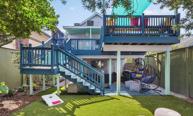 West Riverside Haus | Bright and Open 5 Bedroom with Patio. Sleeps 10!