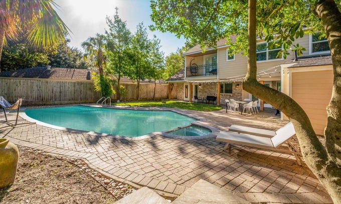 Jersey Village Haus | Bright and Spacious Home for BIG groups w/ POOL