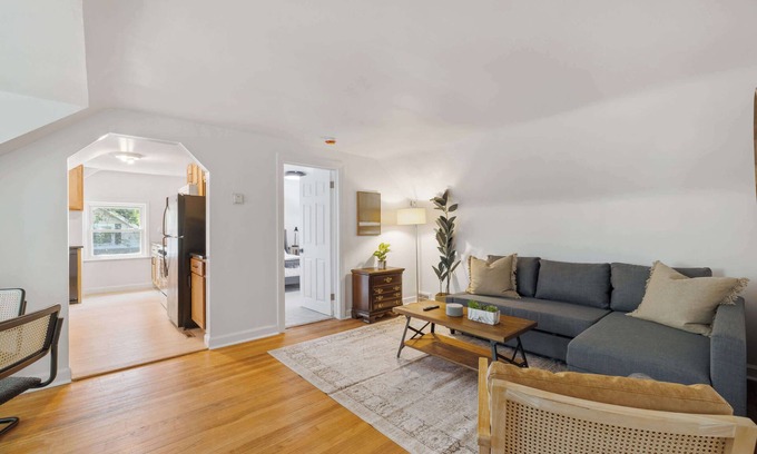 Ypsilanti Wohnung | Bright, Clean & Cozy Newly-Renovated 2BR! Welcome!