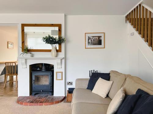 Tangmere Haus | Bright & Cosy - Jacuzzi - Log Burner - King Beds