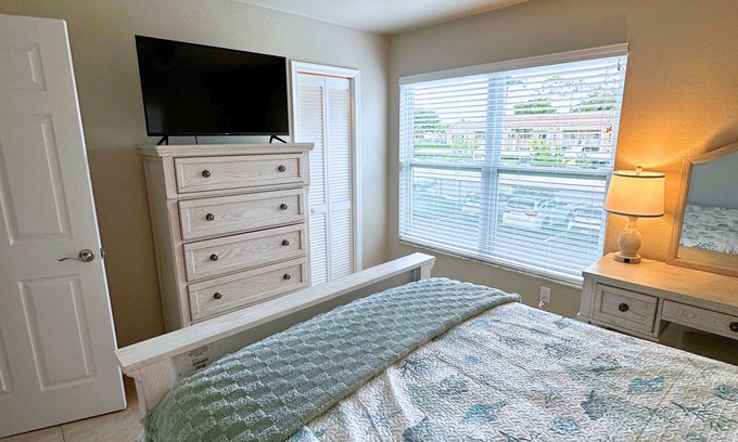 Crown Pointe Eigentumswohnung | Bright end-unit 3BR w/vaulted ceilings near beach