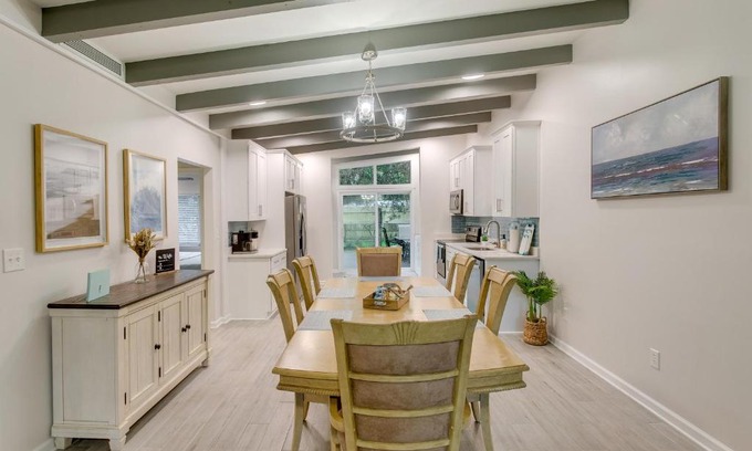 Jekyll Island Haus | Bright Jekyll Island Home with Deck Less Than 1 Mi to Beach