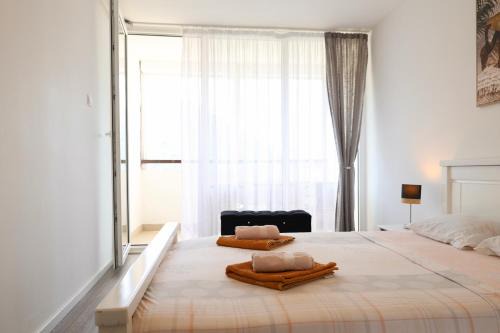 Pluzine Wohnung | Bright Modern Holiday Home With Postcard Lake View