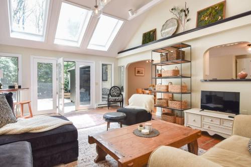 Marstons Mills Haus | Bright & Open Central A C Dog Friendly