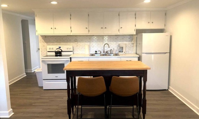 Hickory Wohnung | Bright open studio apartment with king bed and queen sofabed. Walk to local shops and restaurants.