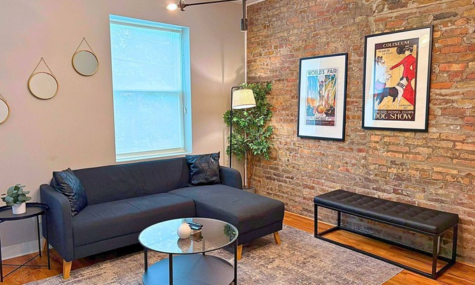 Pilsen Wohnung | Bright & Roomy 4BR in Pilsen