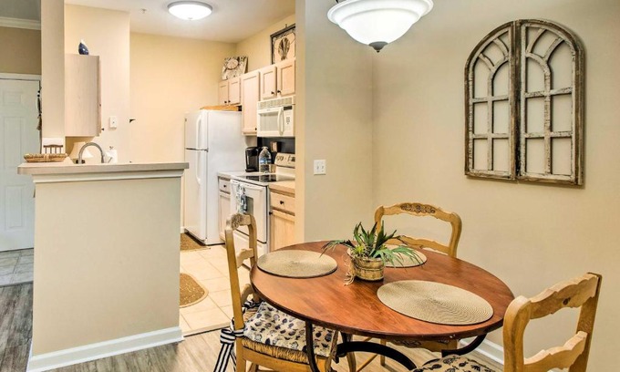 Saint Simons Heights Wohnung | Bright St Simons Island Condo with Shared Pool!