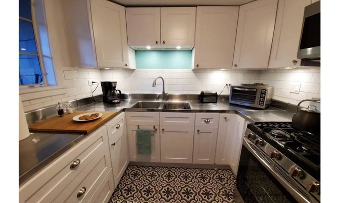 Los Alamos Haus | Bright & Tasteful Condo Near Lab, 2 BR, Gov Rates