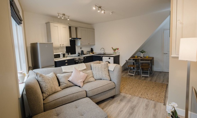 Honley Wohnung | Apartment-Apartment-Eigenes Badezimmer-Strassenblick