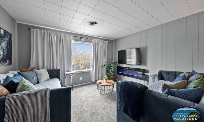 Lake Geneva Wohnung | Broad Street Suite 3|Parking for 3 Vehicles |Walkable |Boho Inspired |Full Kitchen |Huge Living Room