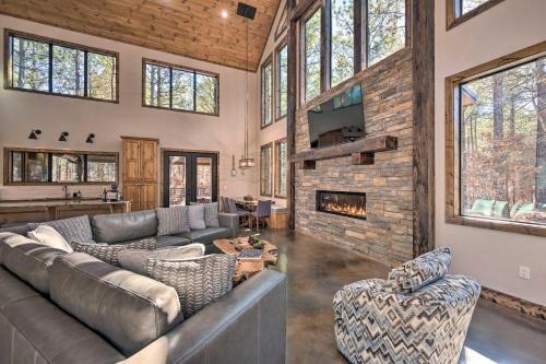 Hochatown Haus | Broken Bow Lazy Dog Lodge with Hot Tub, Pool Table