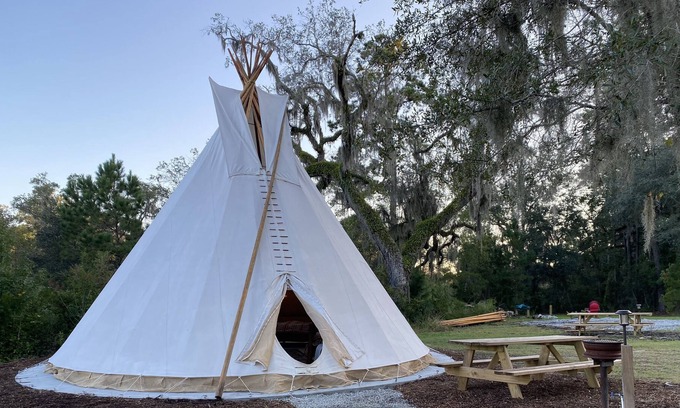 Townsend Wohnmobilvermietung | Broken Tree Tipi Experience WHITE CLOUD