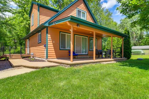 Brooklyn Haus | Brooklyn Cottage with Dock - Steps To Wamplers Lake!