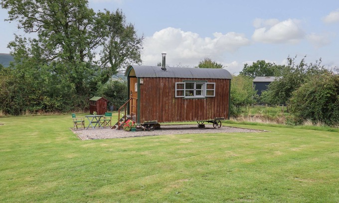 Llanfihangel Tal-y-llyn Hütte | BROWN HARE SHEPHERDS HUT, pet friendly, with open fire in Llangorse