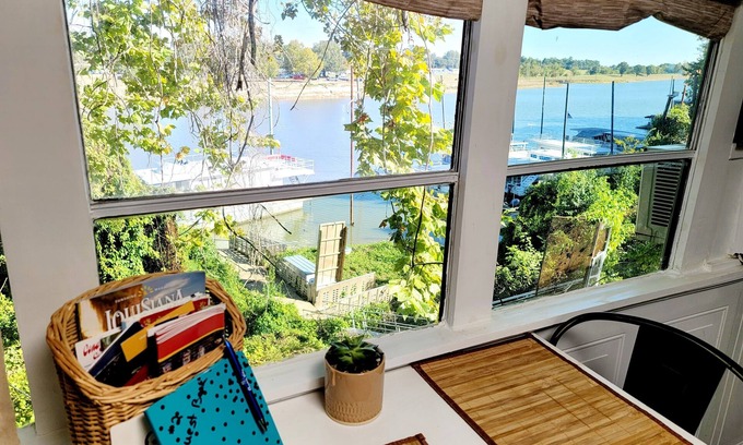 West Monroe Haus | ★ BRUISER ★ Cozy Riverfront School Bus