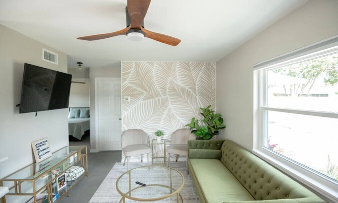 Pine Castle Haus | Buchanon Bungalows Palm Suite