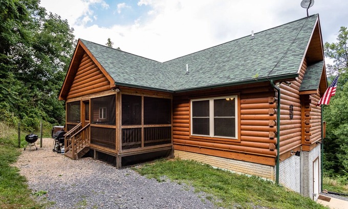 Luray Kabine | Buck's Run: Shenandoah Mountain Log Cabin with a unique view of the Shenandoahs
