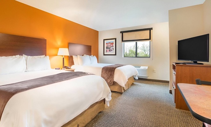 Wixom Hotel | Budget-Friendly Long-Term Stay with Full Kitchen Near Entertainment - 3 Units!