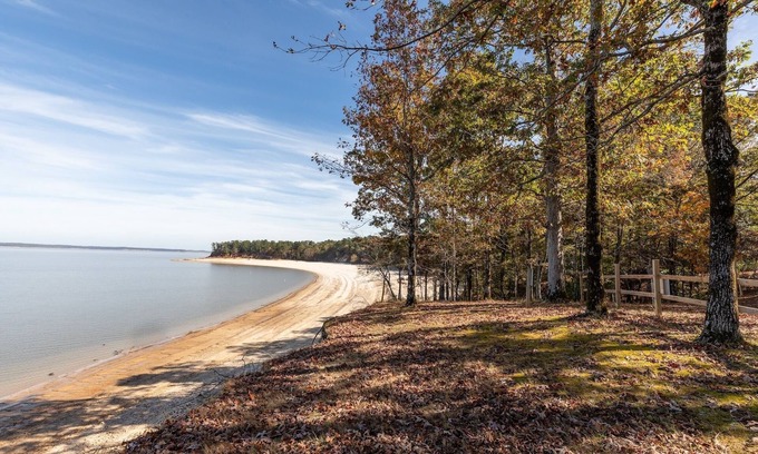 Grenada Hotel | Budget Stop in Grenada w/Nearby Dining, King Bed & Pet-Friendly Stay