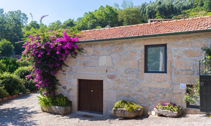 Cabeceiras de Basto Hütte | Buganvília Loft - Quinta do Tapadinho