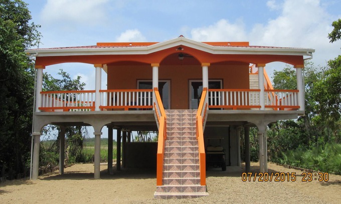 Sittee River Village Haus | Neu gebaut, 2 Schlafzimmer, 1 Badezimmer, mit Blick auf das wunderschöne Karibische Meer.