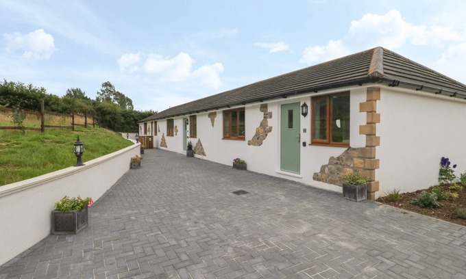Axminster Hütte | BUMBLE BEE RETREAT, pet friendly, with a garden in Tytherleigh