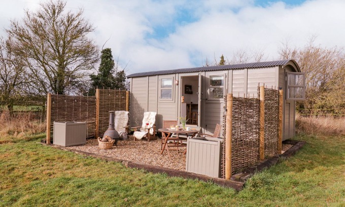 Whepstead Hütte | BUMBLE'S RETREAT, pet friendly, with a garden in Bury St Edmunds