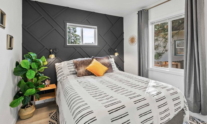 West Central Haus | Bungalow 29 / Chic / Mins To Dwntwn / Pet Friendly