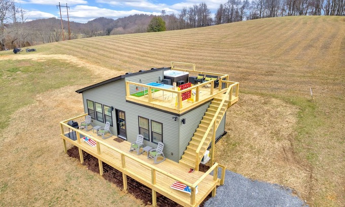 Bluff City Haus | Bungalow /Hot tub /ping pong /Putt putt /corn hole /Jenga /connect 4/Checkers