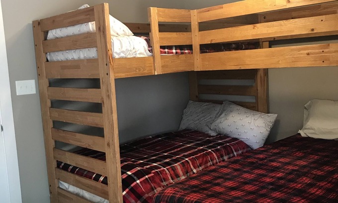 Dover Hotel | Bunk room near Pirates Cove Marina on Kentucky Lake
