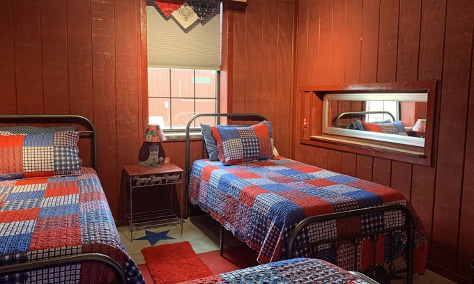 Cache Kabine | Bunkhouse Cabin The Lazy Buffalo Cache Wichita Mountains Family Reunion Kitchen