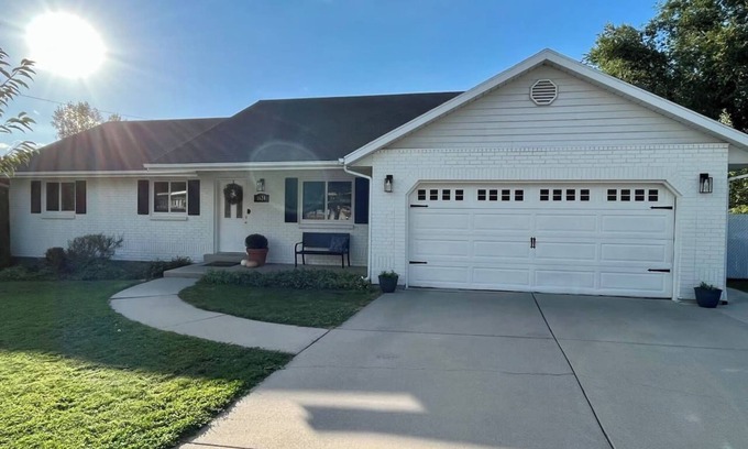 Lakeview Haus | Business in Front and Fun in the Back! Pets too!