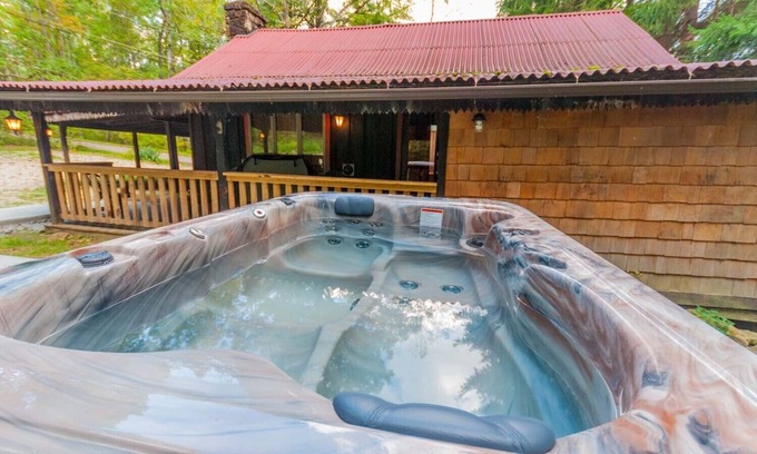 Farmington Kabine | Gemütliche, rustikale Hütte mit Whirlpool, nur wenige Minuten vom Ohiopyle State Park entfernt!