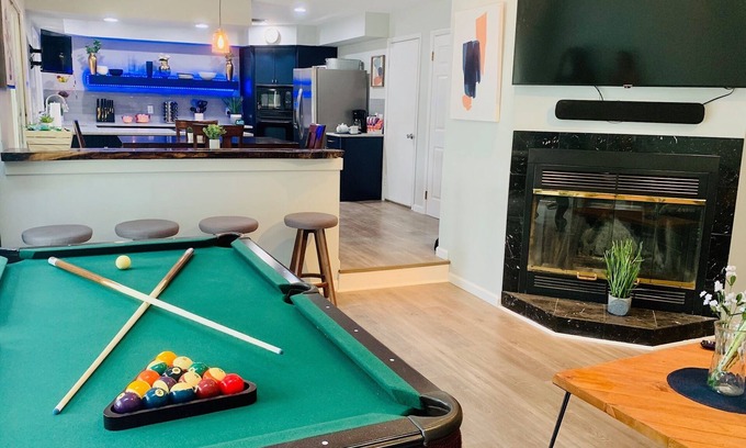 Shirley Haus | By NYC & Hamptons! Private Hot Tub, Pool Table - AMENITIES!