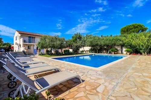Beaucaire Wohnung | Côté Oliviers 4P - Appt 4p climatisé avec piscine