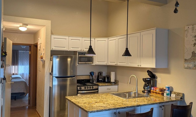 Oak Harbor Eigentumswohnung | C&D REST-A-WHILE Book 2 nights get the 3rd free. 9/1/25 - 3/31/26 stays.