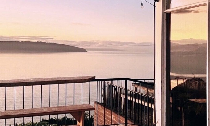 Dodges Ferry Haus | C l i f f T o p on P a r k unplug & recharge