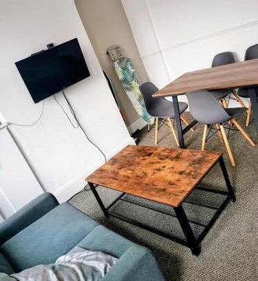 Cannock Wohnung | C Spacious 5 Bed - Pkg WiFi Long Stays