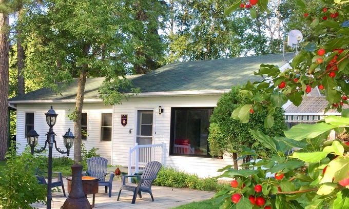 Lac-Saint-Jean-Est Regional County Municipality Skihütte | Le Chalet du Havre, 5 bedrooms, waterfront, covered terrace, pedal boat included!