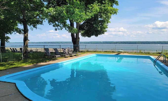 Saint-Laurent-de-l'ile d'Orleans Haus | Le temps d'une Îles- View of the river (305446)