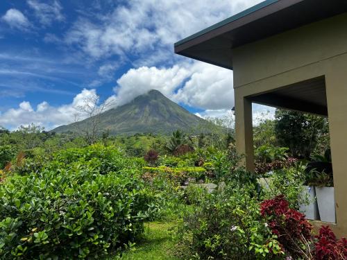 Arenal Hot Springs Wohnung | Cabaña Buganvilia Jardines & Volcán