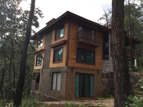 Mazamitla Skihütte | Cabaña dentro del Bosque para 24 Personas