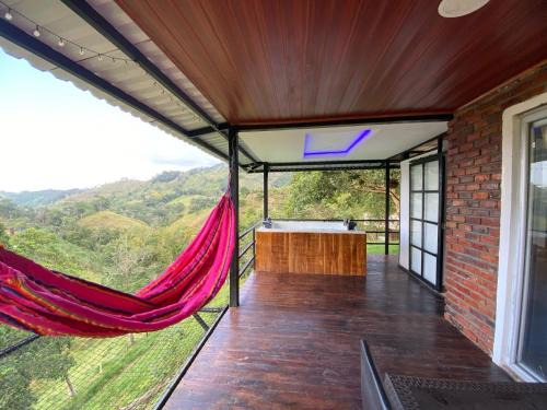 Samana Resort | Cabaña en Norcasia con Jacuzzi, piscina agua de manantial y opción de atracciones extremas Paraíso Xtreme