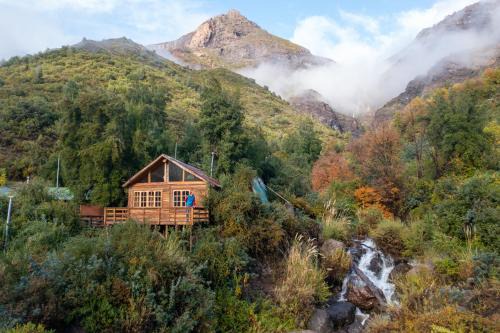 Colbun Skihütte | Cabañas con tinajas calientes en Parque Guaiquivilo