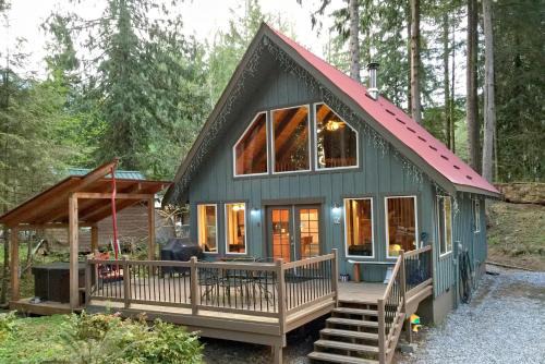 Glacier Haus | Cabin 99 is a Charming Cabin with a hot tub and Pet Friendly